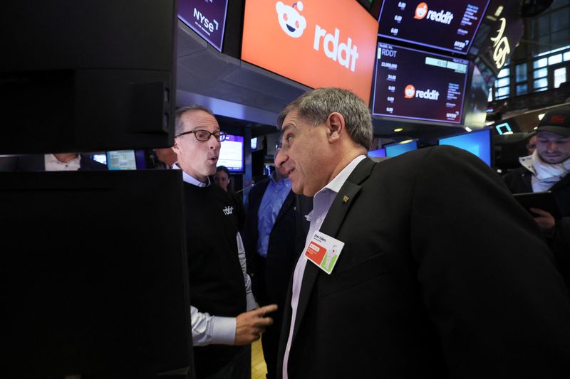 &copy; Reuters. CFO of Reddit Drew Vollero talks with a trader at the New York Stock Exchange (NYSE) in New York City, U.S., March 21, 2024. REUTERS/Brendan McDermid