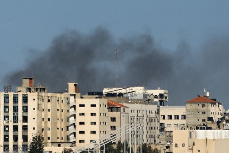 &copy; Reuters. イスラエル軍のハガリ報道官はパレスチナ自治区ガザのシファ病院急襲により、治安当局者や司令官を含む数百人のハマスとイスラム聖戦の戦闘員を拘束したと明らかにした。写真はイスラ