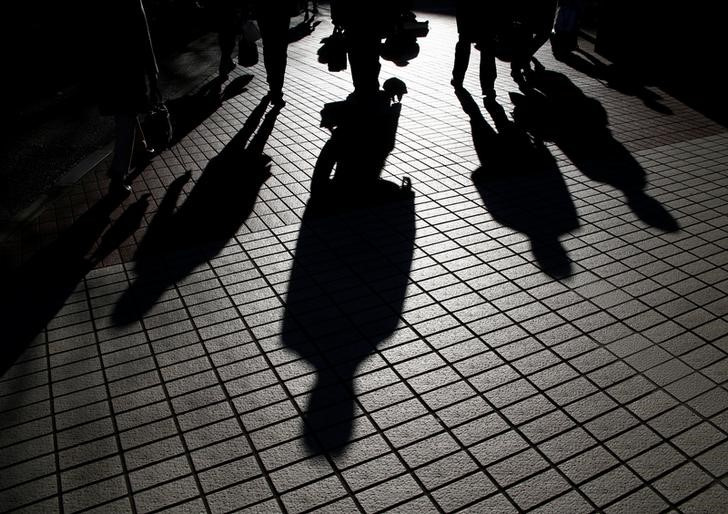 &copy; Reuters. 政府は２２日に公表した３月の月例経済報告で、景気の総括判断を「このところ足踏みもみられるが緩やかに回復している」との表現を据え置いた。写真は東京都内で２０１７年１月撮影（