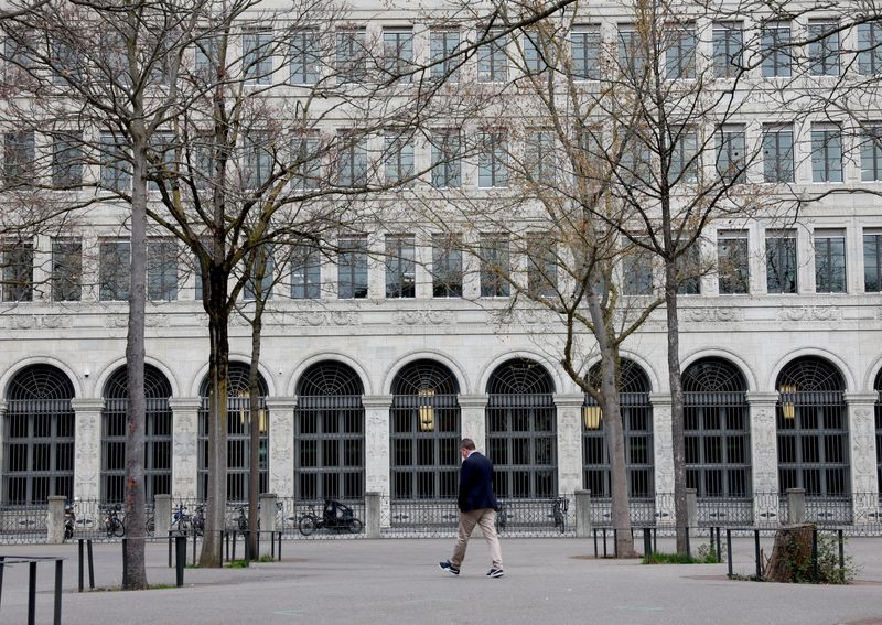 © Reuters. FILE PHOTO: The Swiss National Bank (SNB) building is seen near the Limmat river in Zurich, Switzerland March 23, 2023. REUTERS/Denis Balibouse//File Photo