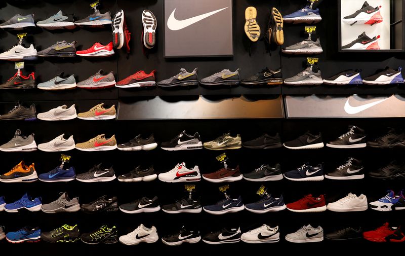 &copy; Reuters. Des chaussures Nike dans un magasin d'articles de sport à New York City, New York, États-Unis. /Photo prise le 14 mai 2019/REUTERS/Mike Segar