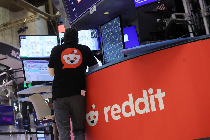 &copy; Reuters. A trader wears a t-shirt with Reddit's logo, at the New York Stock Exchange (NYSE) in New York City, U.S., March 21, 2024. REUTERS/Brendan McDermid