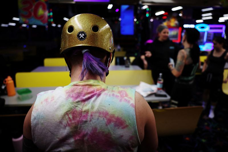 © Reuters. A member of New York's Long Island Roller Rebels gets ready for practice at the United Skates of America Roller Skating facility in Massapequa, New York, U.S., March 19, 2024. REUTERS/Shannon Stapleton