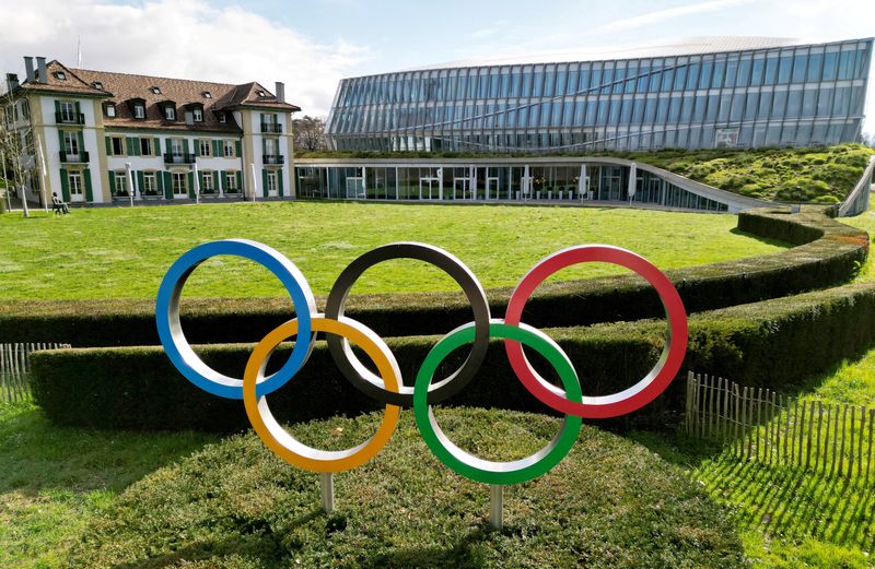 &copy; Reuters. FOTO DE ARCHIVO. Vista con dron de los anillos olímpicos frente a la sede del Comité Olímpico Internacional (COI) en Lausana, Suiza. 19 de marzo de 2024. REUTERS/Denis Balibouse