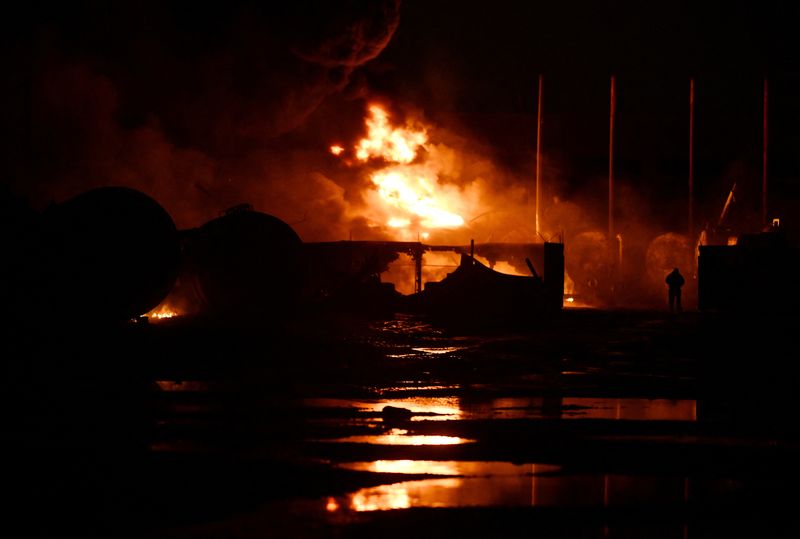 &copy; Reuters. FILE PHOTO: A view shows a fire at an oil depot hit by recent shelling in the course of Russia-Ukraine conflict in Donetsk, Russian-controlled Ukraine, December 6, 2023. REUTERS/Valery Melnikov