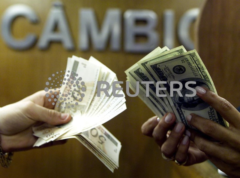 &copy; Reuters. Notas de real e dólares
04/08/2023
REUTERS/Bruno Domingos REUTERS

