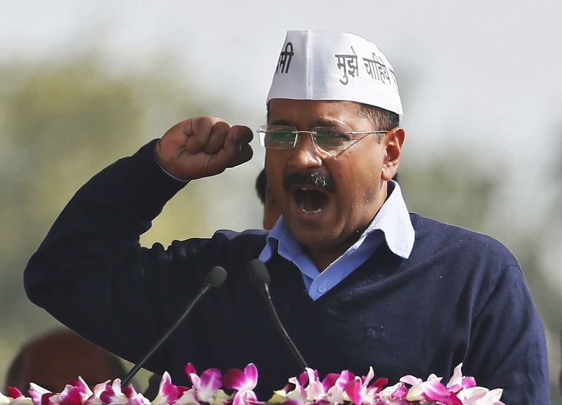 © Reuters. FILE PHOTO: Arvind Kejriwal, chief of Aam Aadmi (Common Man) Party (AAP), addresses his supporters after taking the oath as the new chief minister of Delhi during a swearing-in ceremony at Ramlila ground in New Delhi February 14, 2015. REUTERS/Anindito Mukherjee/File Photo