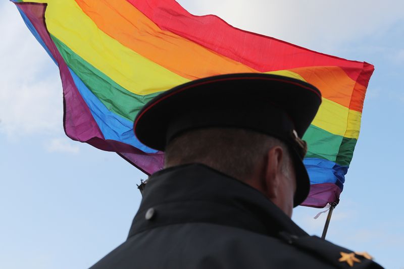 &copy; Reuters. Agente de segurança durante evento da comunidade LGBT em São Petersburgo
 3/8/2019    REUTERS/Anton Vaganov