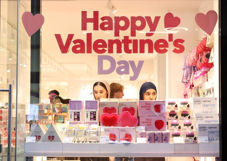 © Reuters. Shoppers browse inside a store with a Valentine's Day display in Oxford Street, in London, Britain, February 13, 2024. REUTERS/Isabel Infantes/files