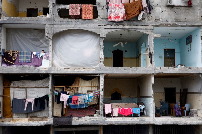 &copy; Reuters. Una mujer sentada en su casa destruida en Rafah, en el sur de la Franja de Gaza. 22 de marzo de 2024. REUTERS/Mohammed Salem 