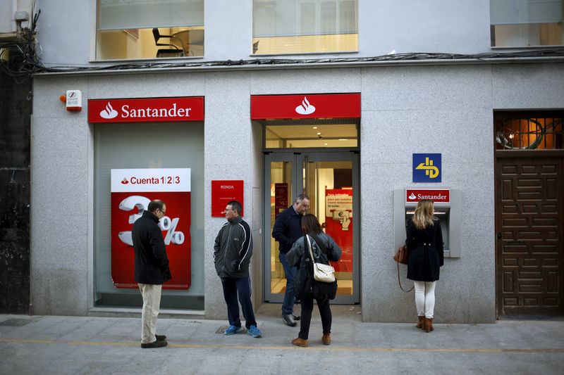 &copy; Reuters. FOTO DE ARCHIVO. Gente espera fuera de una sucursal bancaria del Santander antes de su apertura al público en el centro de Ronda, Andalucía, España. 1 de abril de 2016. REUTERS/Jon Nazca
