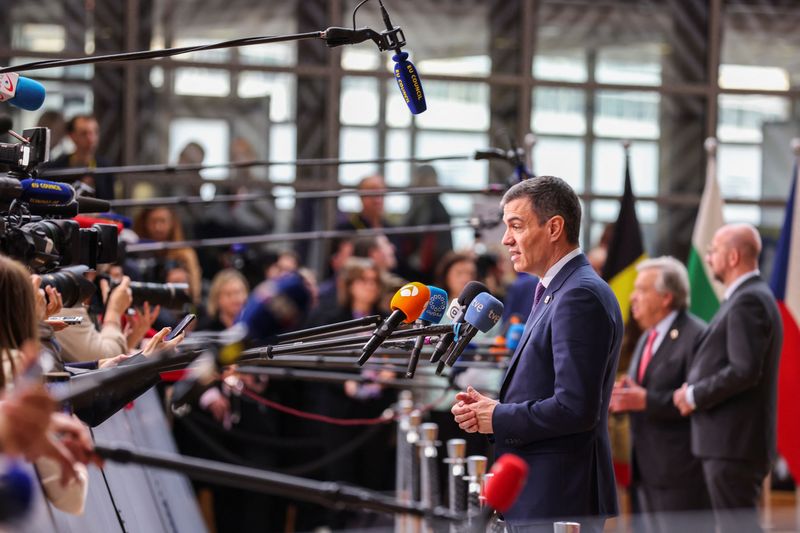 &copy; Reuters. FOTO DE ARCHIVO. El presidente del Gobierno español, Pedro Sánchez, habla con la prensa mientras asiste a una cumbre de líderes de la Unión Europea en Bruselas, Bélgica. 21 de marzo de 2024. REUTERS/Johanna Geron
