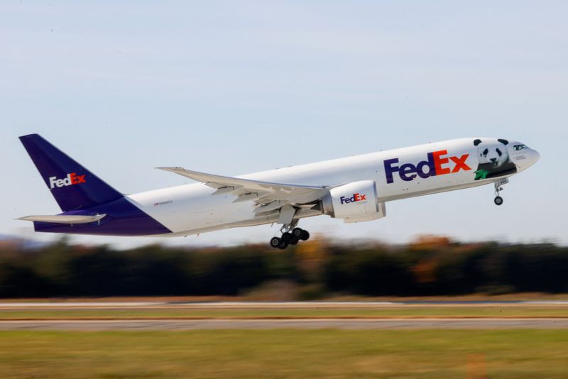 &copy; Reuters. Avião da FedEx decola do aeroporto internacional de Dulles, no Estado norte-americano da Virginia
08/11/2023 REUTERS/Julia Nikhinson