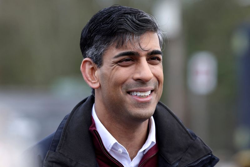 &copy; Reuters. British Prime Minister Rishi Sunak arrives at a bus depot for the launch of the local elections campaign in Heanor, Britain, March 22, 2024. Darren Staples/Pool via REUTERS