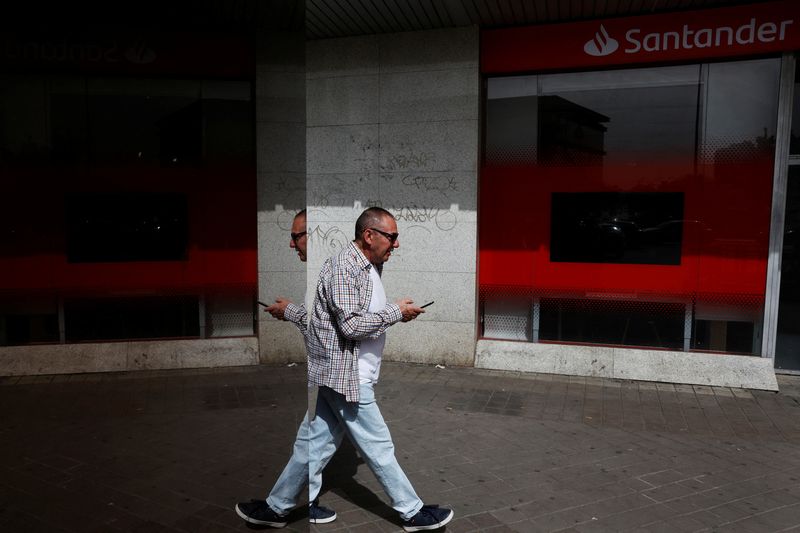 © Reuters. A man walks past a Santander bank branch in Madrid, Spain, March 22, 2024. REUTERS/Susana Vera
