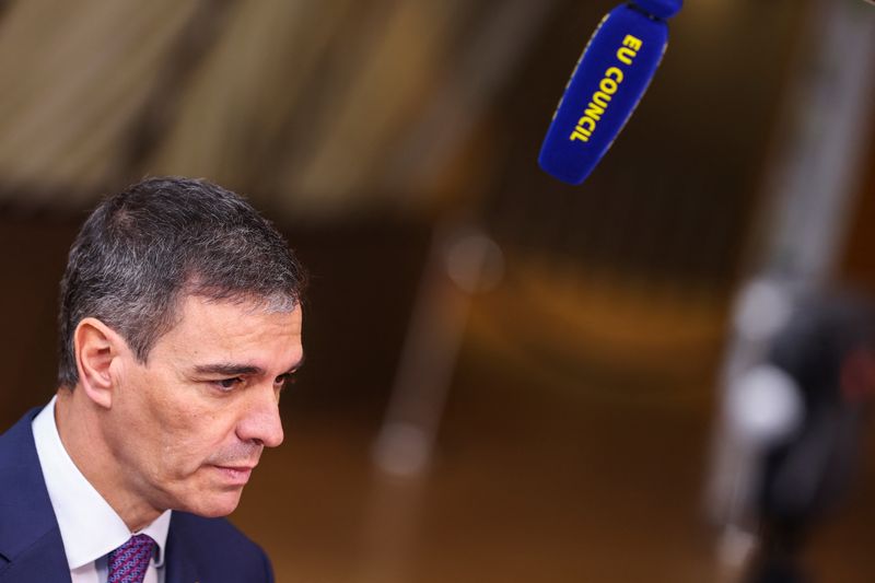 &copy; Reuters. Il primo ministro spagnolo Pedro Sanchez parla alla stampa mentre partecipa al vertice dei leader dell'Unione Europea a Bruxelles, in Belgio, 21 marzo 2024.  REUTERS/Johanna Geron