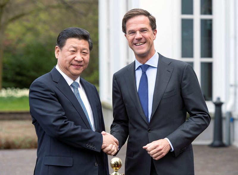 &copy; Reuters. Prime Minister Mark Rutte (R) of the Netherlands welcomes China's President Xi Jinping on the second day of his state visit, at The Hague March 23, 2014. REUTERS/Paul Vreeker/United Photos/File Photo