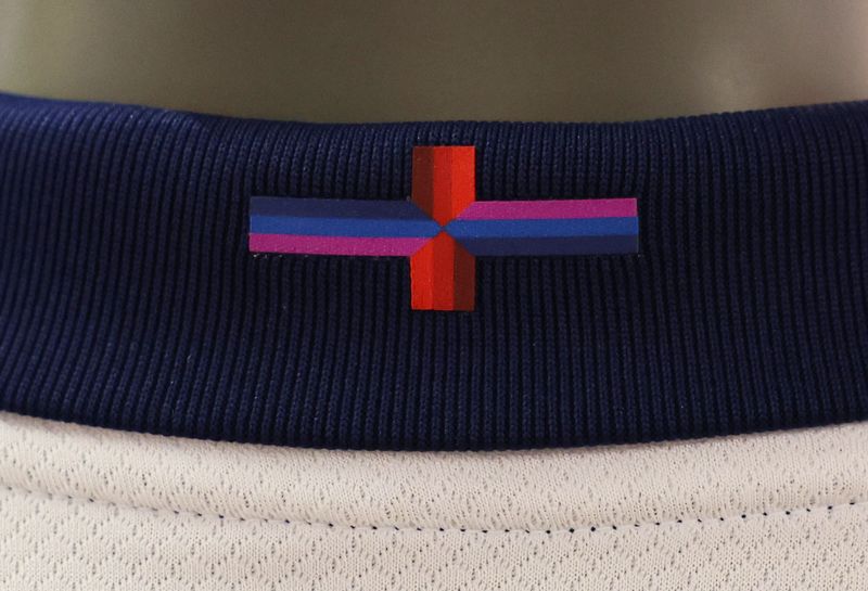 &copy; Reuters. Un diseño de la Cruz de San Jorge se ve en la nueva camiseta de fútbol de Inglaterra en exhibición en la tienda del estadio de Wembley en Londres
Mar 22, 2024 Action Images via Reuters/Paul Childs
