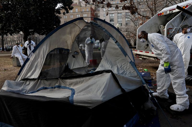 &copy; Reuters. FILE PHOTO: U.S. Park Service workers and police clear a homeless encampment at McPherson Square in Washington, U.S., February 15, 2023. REUTERS/Leah Millis/File Photo