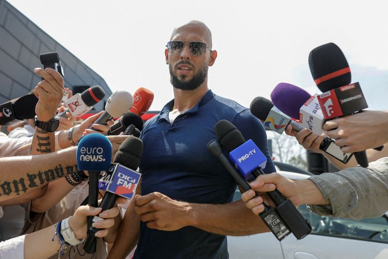 &copy; Reuters. FILE PHOTO: Andrew Tate delivers a press statement outside his house in Voluntari, Ilfov, Romania, August 4, 2023. Inquam Photos/George Calin via REUTERS