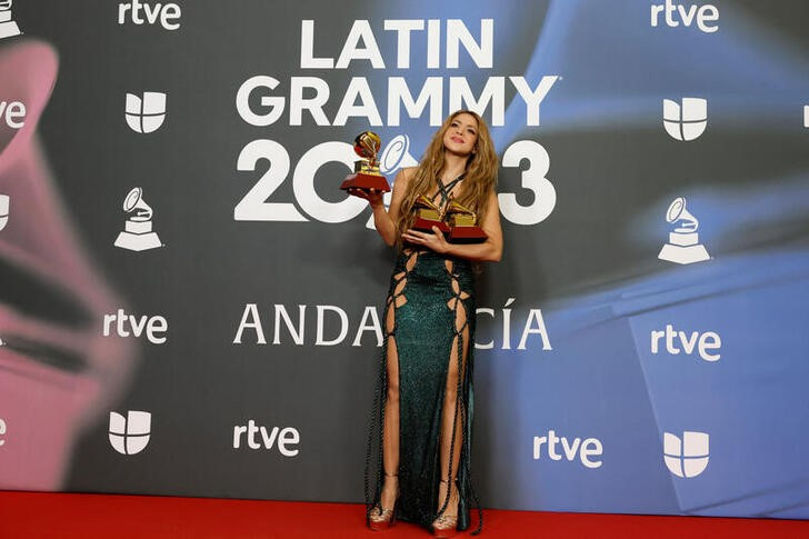 &copy; Reuters. Foto de archivo de Shakira posando con los Grammy ganados tras la entrega de premios en Sevilla 
Nov 17, 2023. REUTERS/Jon Nazca