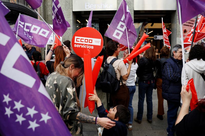 &copy; Reuters. احتجاج أمام متجر بيرشكا للمطالبة بمزايا أفضل للعمال بعد تسجيل الشركة المالكة (إنديتكس) أرباحا قياسية في مدريد يوم الجمعة. تصوير: سوزانا بيرا