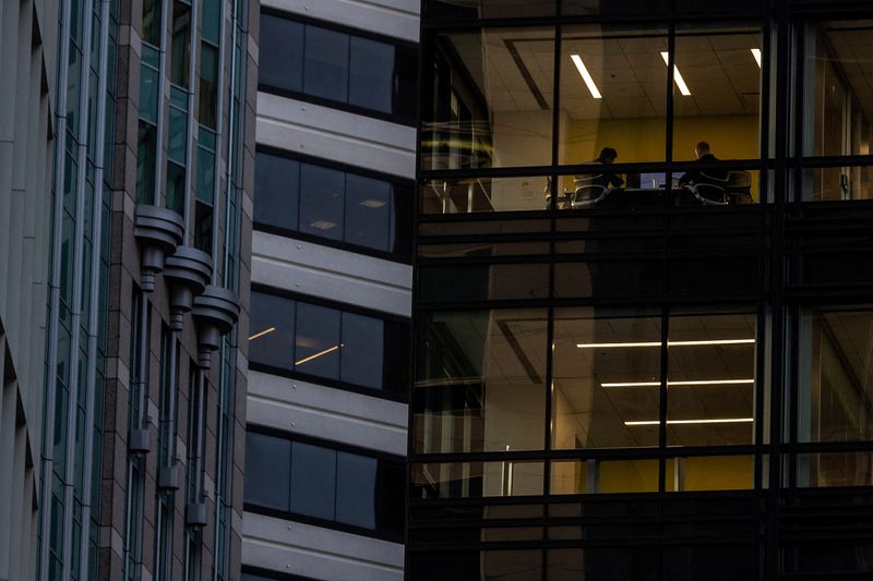 &copy; Reuters. FILE PHOTO: Office workers are seen at a building in downtown San Francisco as the city struggles to return to its pre-pandemic commercial real estate occupancy rates, falling behind many other major cities around the country, hitting a vacancy rate of ov