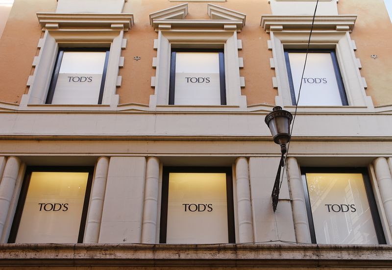 &copy; Reuters. Il logo di Tod's nelle vetrine di un negozio del centro di Roma. REUTERS/Tony Gentile