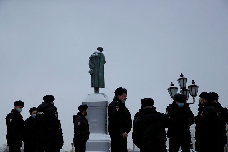 &copy; Reuters. FILE PHOTO: Police officers gather next to a monument to Russian poet Alexander Pushkin as supporters of Russian opposition leader Alexei Navalny are expected to protest against his arrest in Moscow, Russia January 23, 2021. REUTERS/Maxim Shemetov/File Ph