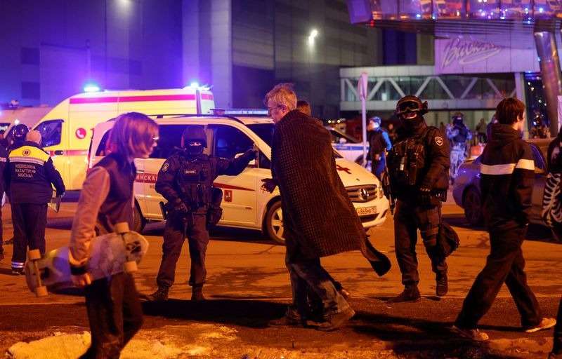 &copy; Reuters. Tiroteio e explosão são relatados em casa de shows perto de Moscou
22/03/2024
REUTERS/Maxim Shemetov