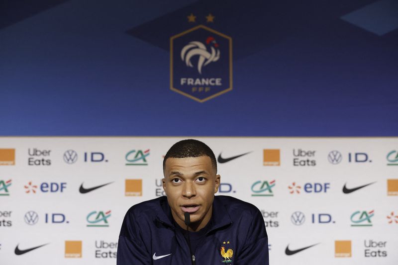 &copy; Reuters. El atacante francés Kylian Mbappé durante una conferencia de prensa previo al partido amistoso frente a la selección de Alemania, en Lyon, Francia - Marzo 22, 2024. REUTERS/Benoit Tessier