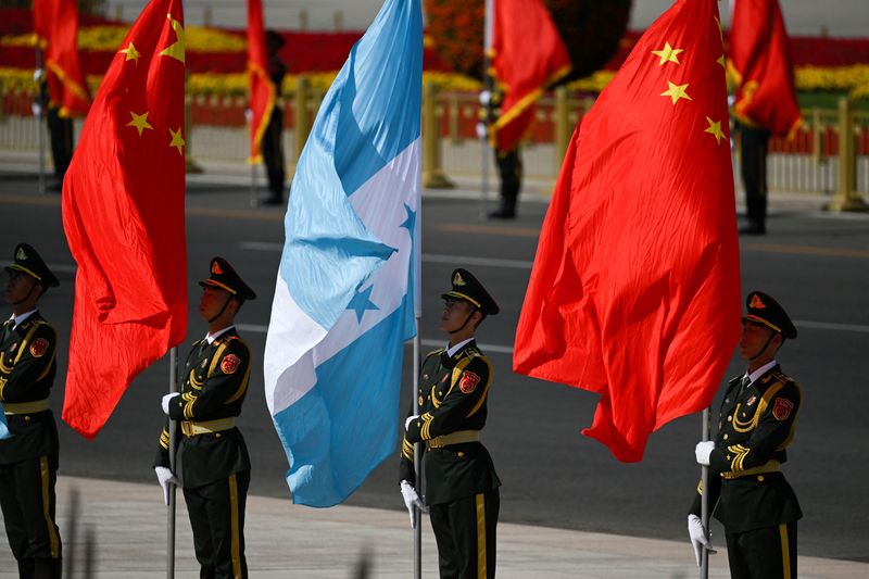 &copy; Reuters. Foto de Archivo: Guardias de honor chinos se preparan para la llegada de la presidenta de Honduras, Xiomara Castro, y el presidente chino, Xi Jinping, durante una ceremonia de bienvenida frente al Gran Salón del Pueblo en Pekín, China, el 12 de junio de