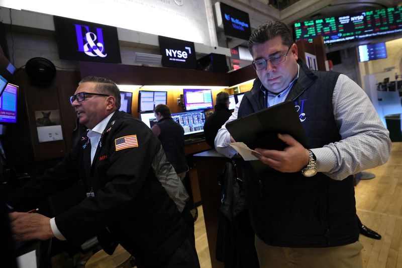 &copy; Reuters. متعاملان يتابعان حركة تداول الأسهم في بورصة نيويورك في يوم 20 مارس آذار 2024 . تصوير: برندان مكدرميد - رويترز  