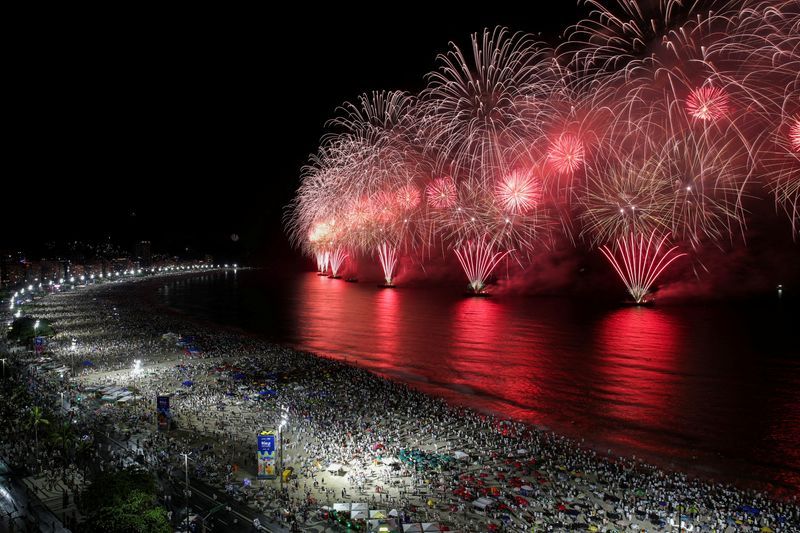 &copy; Reuters. Festa de Réveillon na praia de Copacabana
01/01/2022
REUTERS/Ricardo Moraes