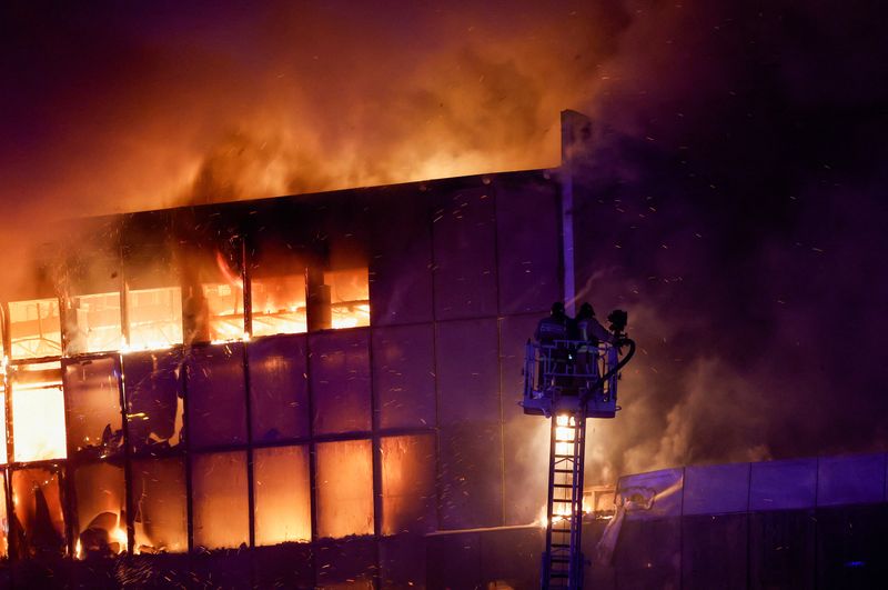 © Reuters. Rescuers work to extinguish fire at the burning Crocus City Hall concert venue following a shooting incident, outside Moscow, Russia, March 22, 2024. REUTERS/Maxim Shemetov