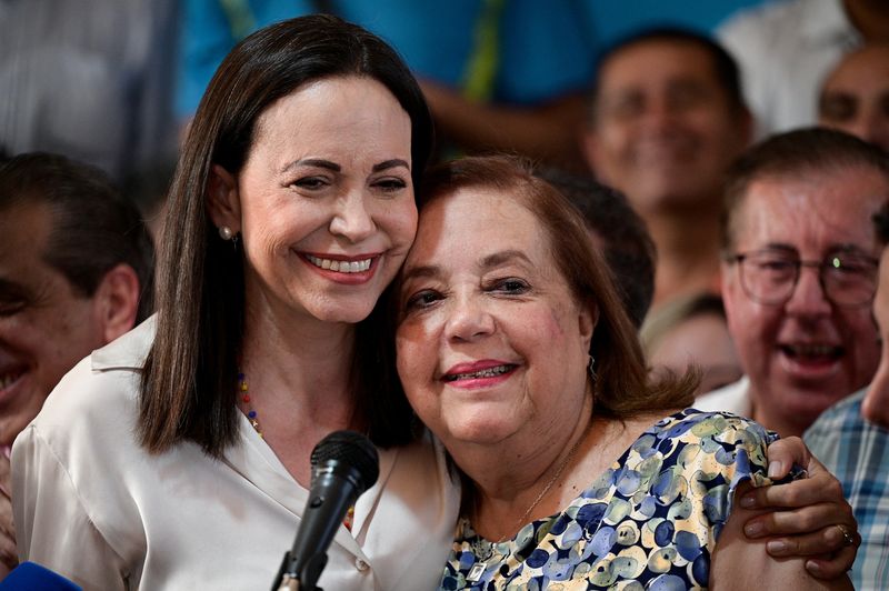 &copy; Reuters. Líder da oposição venezuelana, María Corina Machado, abraça Corina Yoris, que será candidata presidencial em seu lugar
22/03/2024
REUTERS/Gaby Oraa