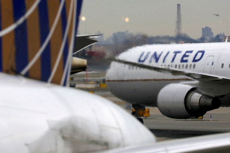 &copy; Reuters. FOTO DE ARCHIVO: Un avión de pasajeros de United Airlines en el Aeropuerto Internacional Newark Liberty, Nueva Jersey, Estados Unidos, 6 de diciembre de 2019. REUTERS/Chris Helgren/Foto de archivo
