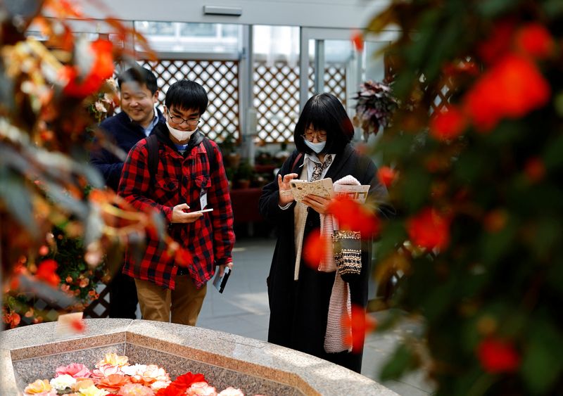 &copy; Reuters. Participants take part in a matchmaking event using mystery solving game, which is organized by Tokyo metropolitan government at Jindai Botanical Gardens in Tokyo, March 20, 2024. REUTERS/Kim Kyung-Hoon