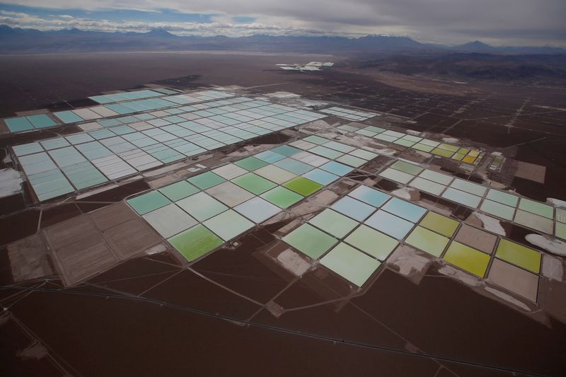 &copy; Reuters. FILE PHOTO: An aerial view shows the brine pools of SQM lithium mine on the Atacama salt flat in the Atacama desert of northern Chile, January 10, 2013. REUTERS/Ivan Alvarado/File Photo