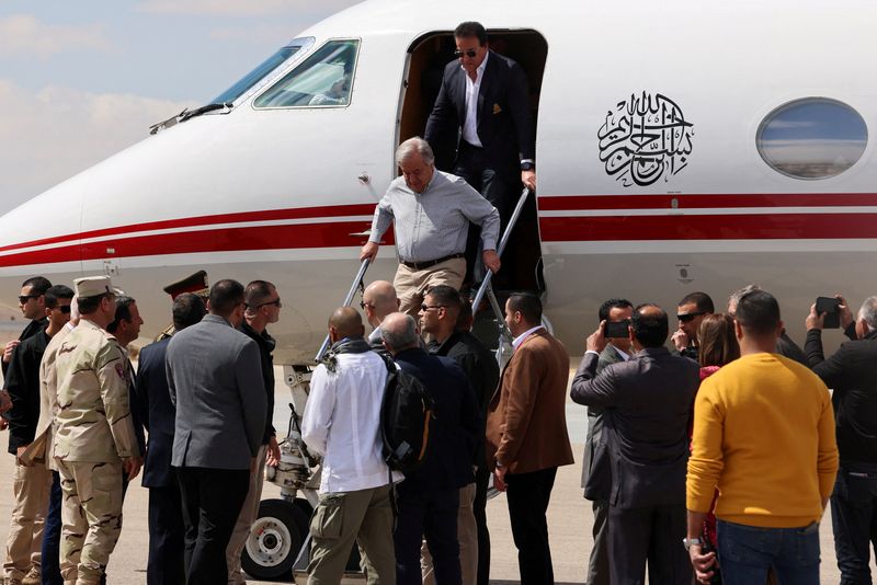 &copy; Reuters. Le secrétaire général des Nations unies, Antonio Guterres, descend d'un avion à l'aéroport d'Al Arish, ville égyptienne à la frontière avec la bande de Gaza. /Photo prise le 23 mars 2024. REUTERS/Mohamed Abd El Ghany
