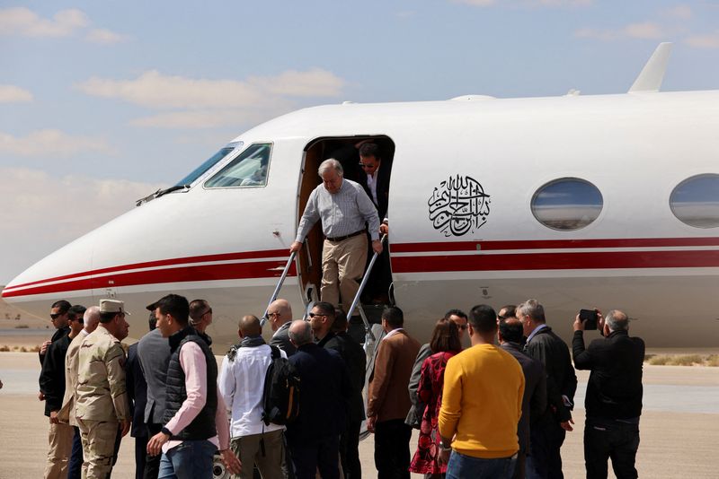 © Reuters. الأمين العام للأمم المتحدة أنطونيو جوتيريش لدي وصوله إلى مطار العريش يوم السبت. تصوير: محمد عبد الغني - رويترز