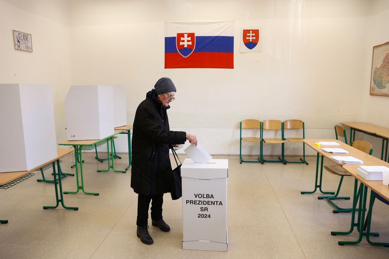 © Reuters. Une femme vote lors de l'élection présidentielle slovaque dans un bureau de vote à Bratislava. /Photo prise le 23 mars 2024/REUTERS/Eva Korinkova