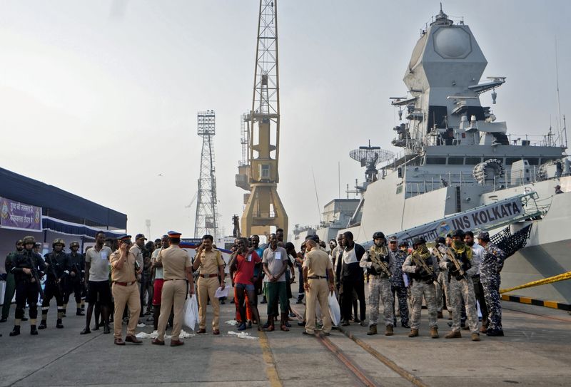 &copy; Reuters. Indian soldiers stand guard next to captured Somali pirates after they were brought in for prosecution by the Indian Navy, at the Naval Dockyard in Mumbai, India, March 23, 2024. REUTERS/Hemanshi Kamani