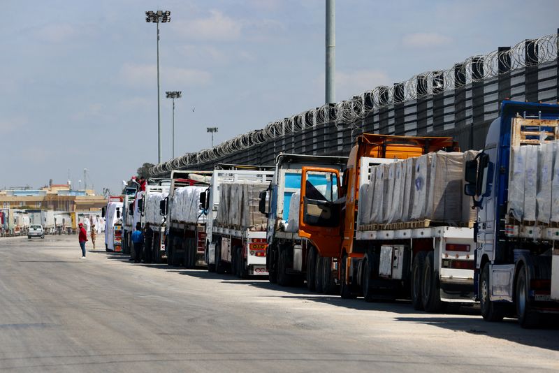 &copy; Reuters. Decenas de camiones esperan cerca del cruce fronterizo de Rafah entre Egipto y la Franja de Gaza. 23 marzo 2024. REUTERS/Mohamed Abd El Ghany