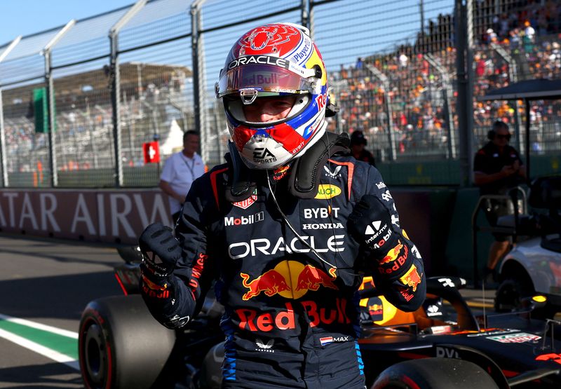 &copy; Reuters. El piloto holandés de Red Bull Max Verstappen celebra tras lograr la pole position en el Gran Premio de Fórmula Uno de Australia, en el circuito de Melbourne, Australia. 23 marzo 2024. REUTERS/Mark Peterson