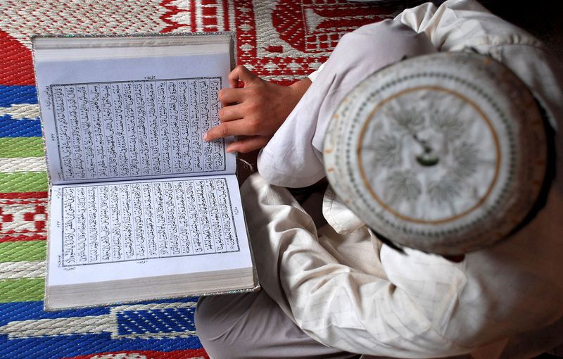 &copy; Reuters. طفل مسلم يقرأ القرآن في مدرسة دينية بصورة من أرشيف رويترز.