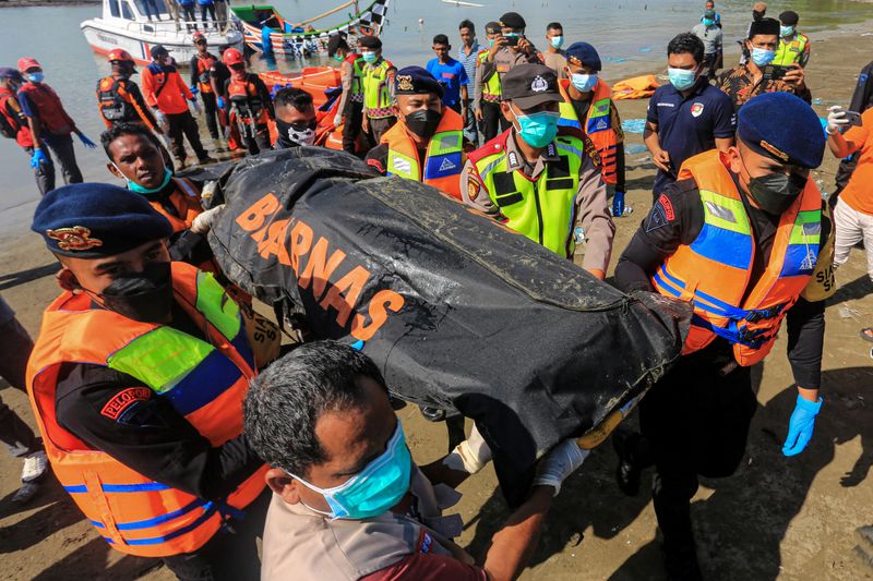 &copy; Reuters. Rescuers carry the body of a Rohingya refugee recovered at sea after the boat they were on capsized off the coast near Calang, Aceh Jaya Regency, Aceh, Indonesia, March 23, 2024, in this photo taken by Antara Foto. Antara Foto/Syifa Yulinnas via REUTERS