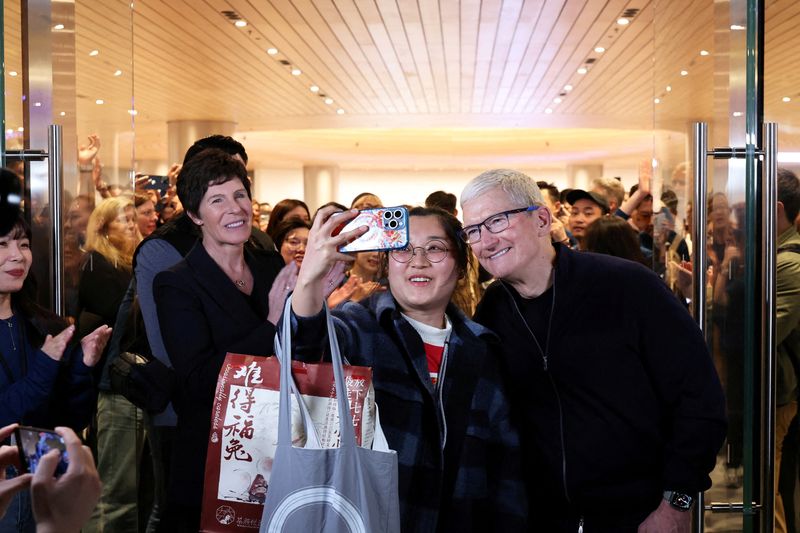&copy; Reuters. Imagen de archivo del CEO de Apple, Tim Cook, asistiendo a la inauguración de una tienda en Shanghái, China. 21 marzo 2024. cnsphoto vía Reuters. ATENCIÓN EDITORES - ESTA IMAGEN FUE ENTREGADA POR UNA TERCERA PARTE