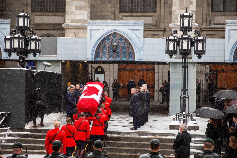 &copy; Reuters. The casket of late former Canadian Prime Minister Brian Mulroney is carried by pallbearers to his state funeral at the Notre-Dame Basilica in Montreal, Quebec, Canada March 23, 2024. REUTERS/Evan Buhler
