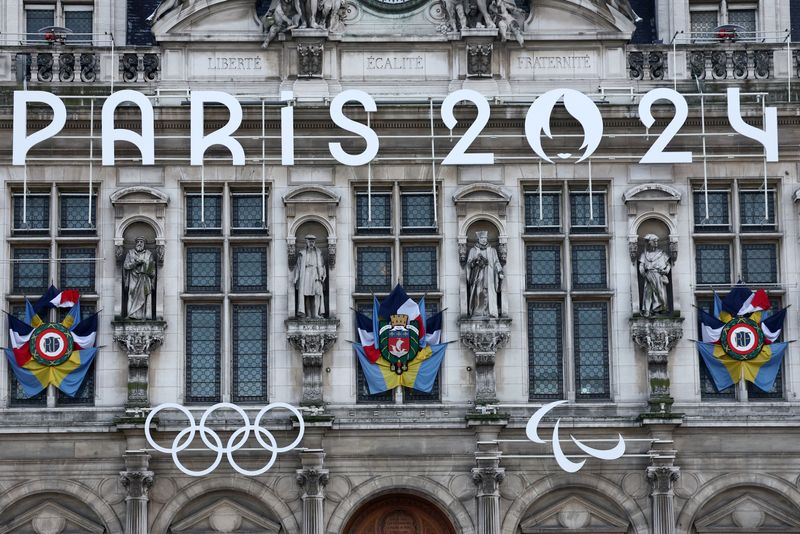 &copy; Reuters. شعار دورة الألعاب الأولمبية و الدورة البارالمبية في باريس 2024  وبجانبها الحلقات الأوليمبية على واجهة مجلس بلدية باريس في يوم 18 يناير كانون ا